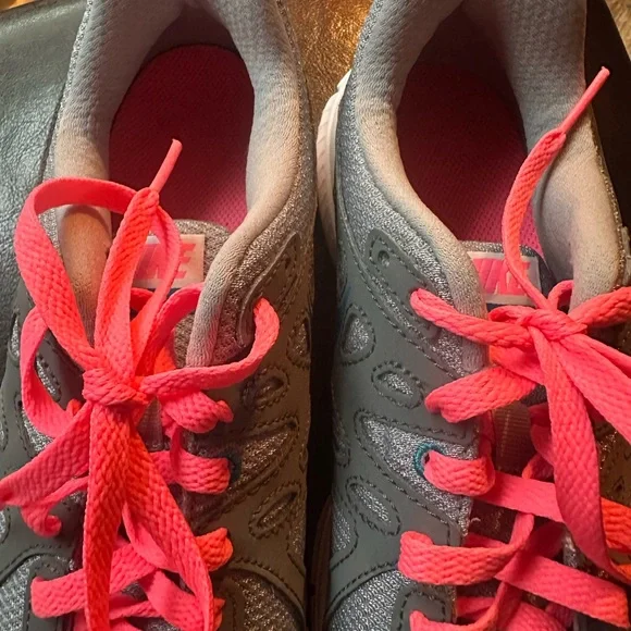 Nike Gray and Pink Sneakers with Sporty Design - Picture 9 of 12